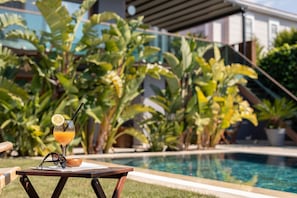 Bar tepi kolam renang