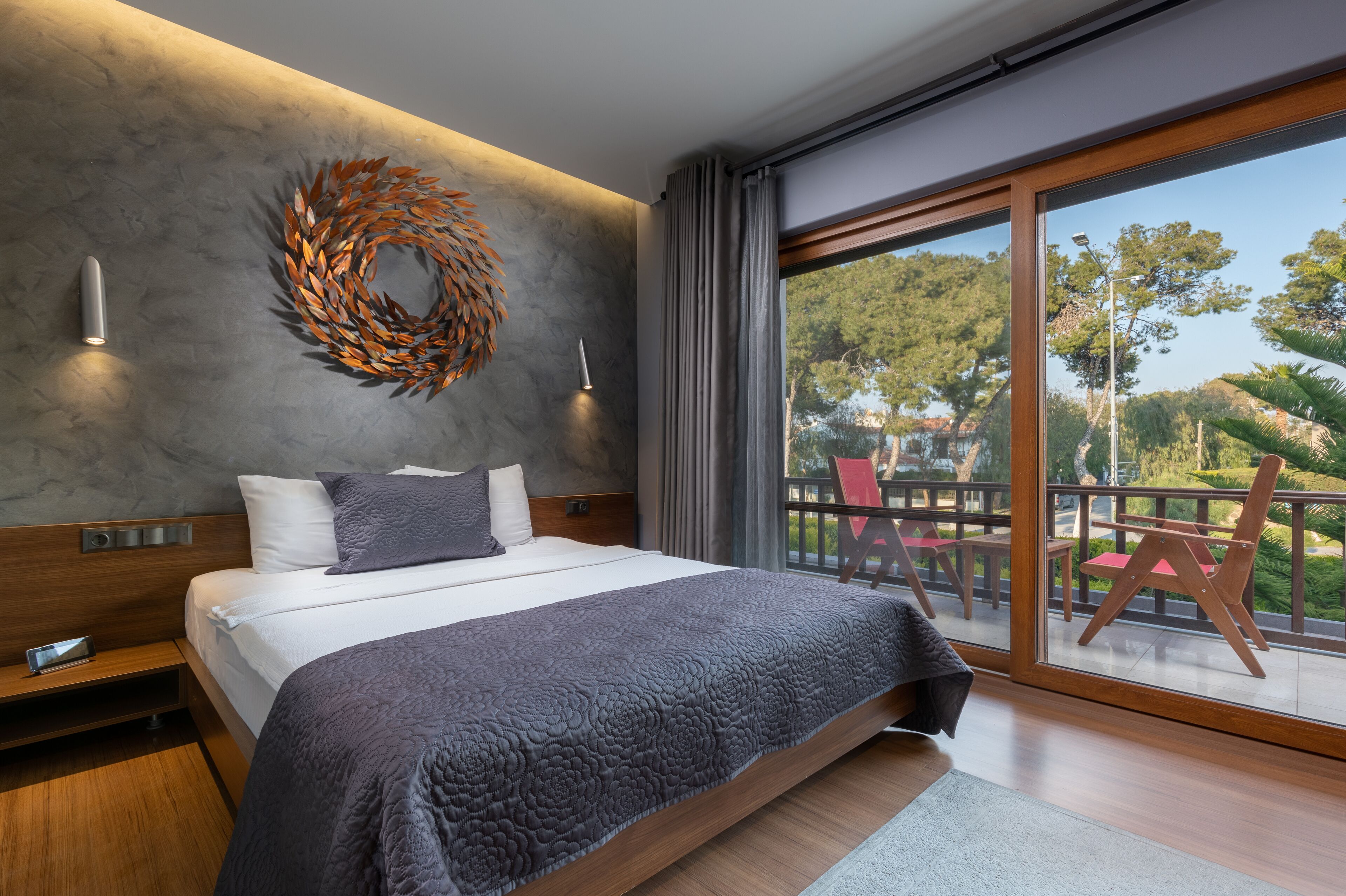 deluxe suite | premium bedding, minibar, in-room safe, desk