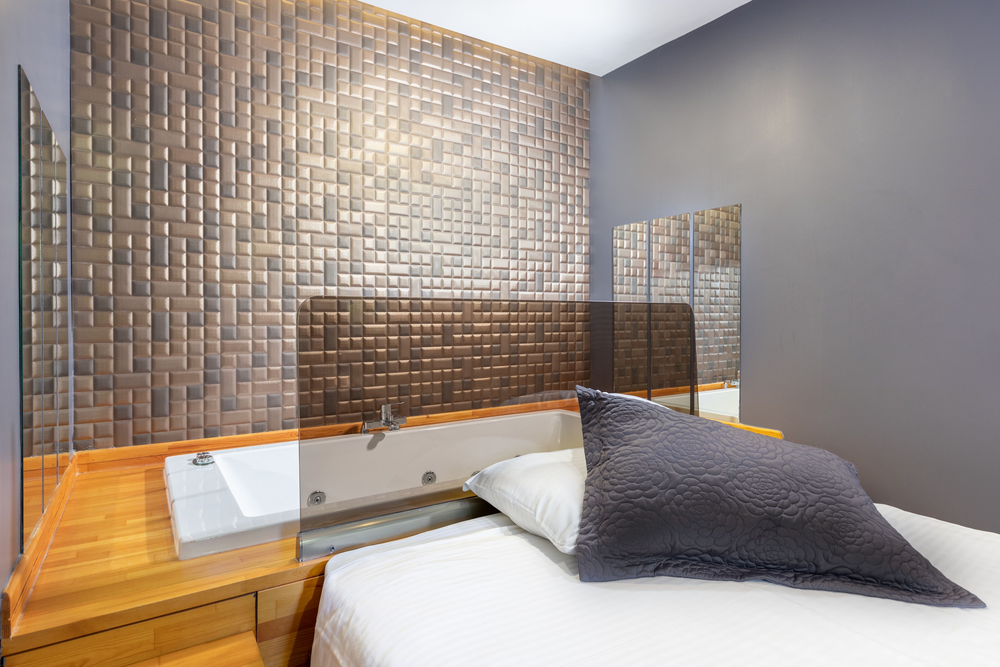 queen  suite jacuzzi | premium bedding, minibar, in-room safe, desk