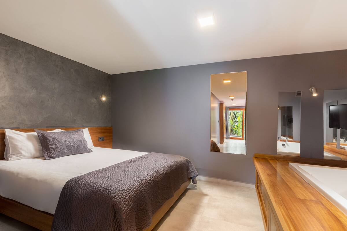 King Suite Jacuzzi | Premium bedding, minibar, in-room safe, desk