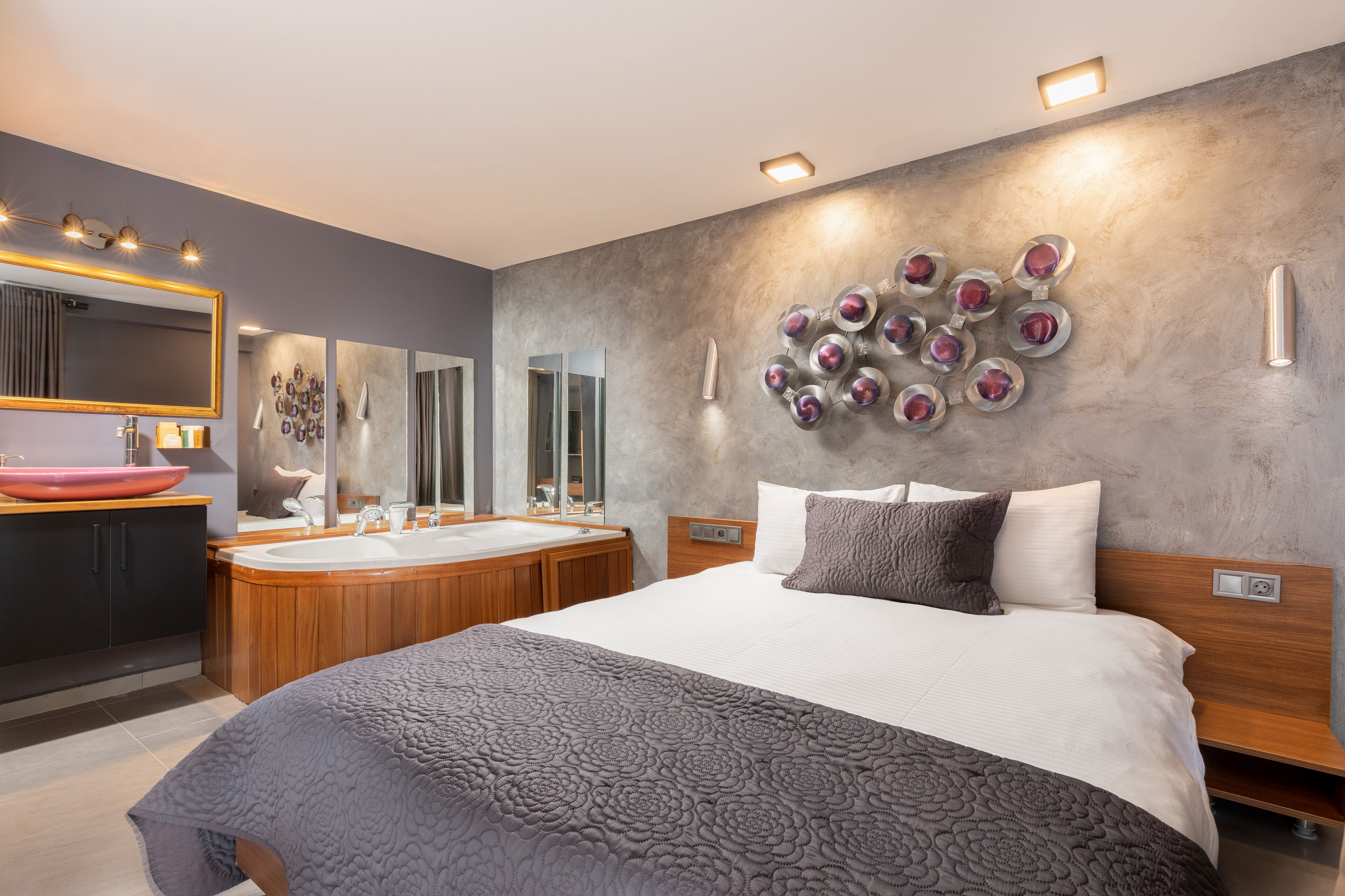 deluxe suite jacuzzi | premium bedding, minibar, in-room safe, desk