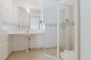 Standard Single Room | Bathroom | Hair dryer, towels - Schenströmska Herrgården (Ramnas)