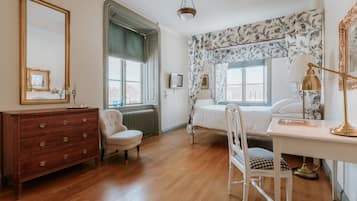 HabitaciĂłn estĂĄndar con 2 camas individuales | DecoraciĂłn personalizada, muebles diferentes, escritorio y cunas