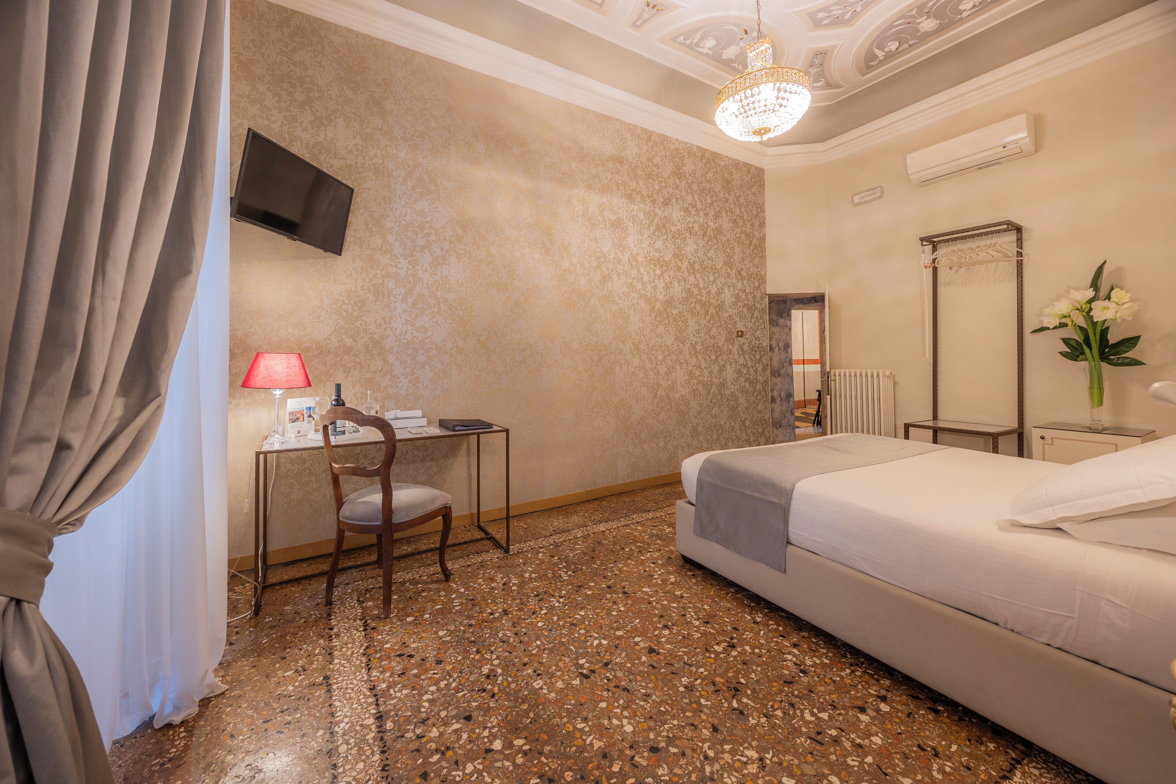 Habitación clásica | Edredones de plumas, decoración individual, mobiliario individual