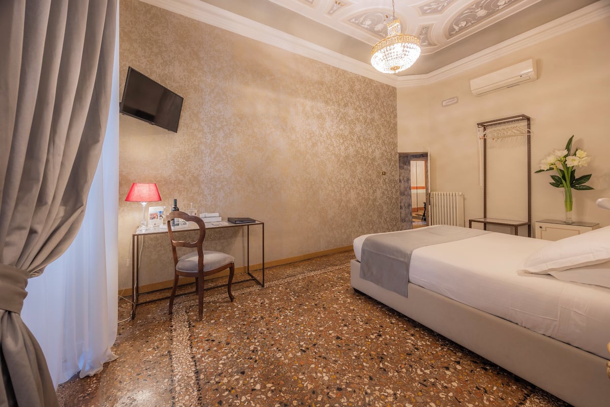 Rom – classic | Dundyner, individuelt dekorert, individuelt innredet og skrivebord