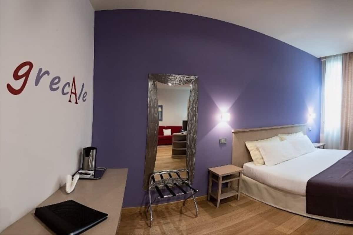 Traditional Studio (Grecale) | Down comforters, individually decorated, individually furnished, desk