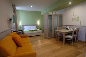 Standard Studio, City View (Levante) | Down duvets, individually decorated, individually furnished, desk - Residenza Palazzo Negri (Verona)