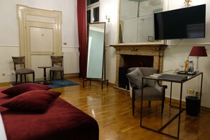 Exclusive Room | Down duvets, individually decorated, individually furnished, desk - Residenza Palazzo Negri (Verona)