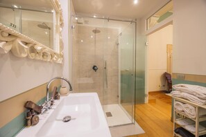 Exclusive Room | Bathroom | Shower, free toiletries, hair dryer, bidet