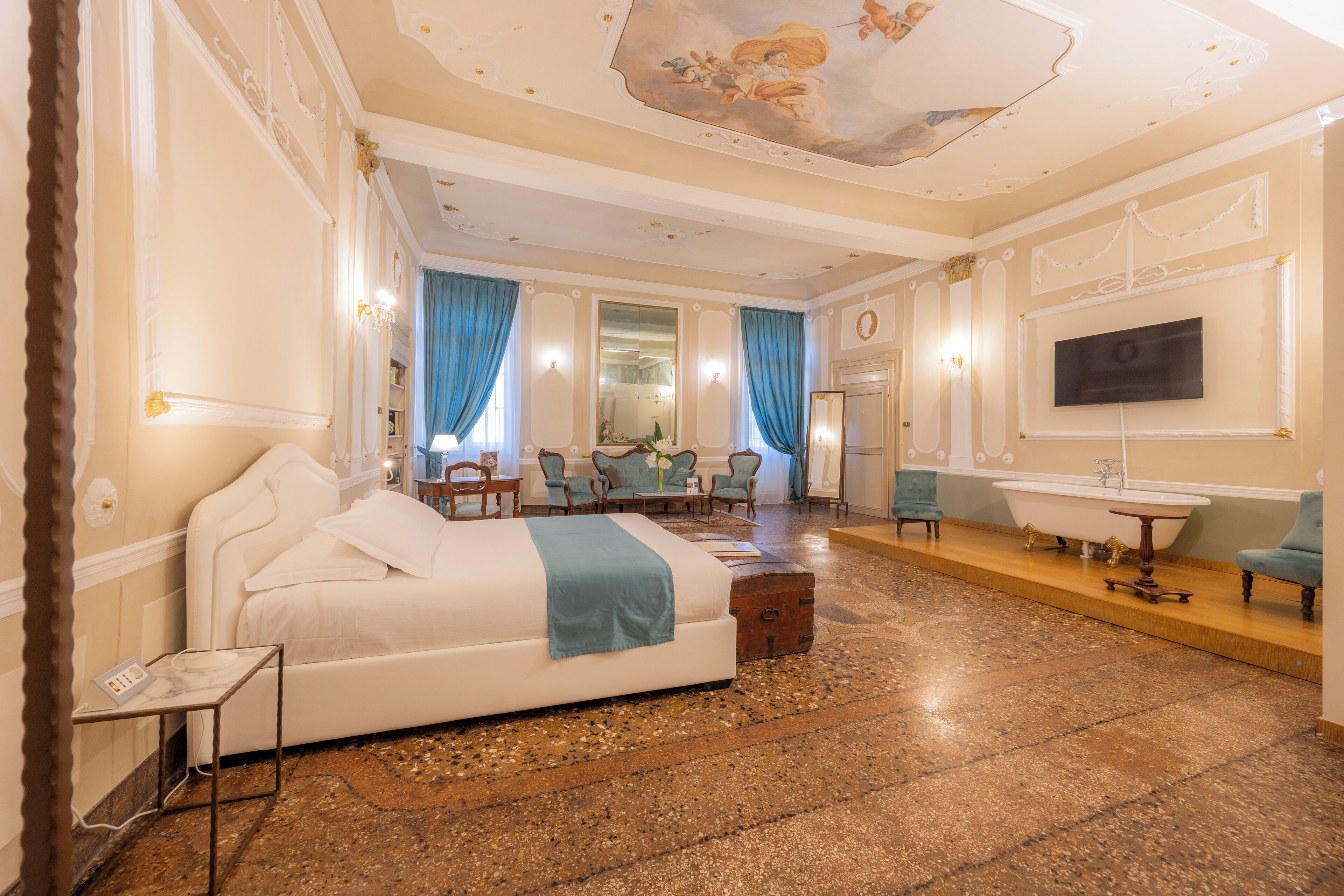 Suite Junior | Copriletto in piuma, con stile personalizzato