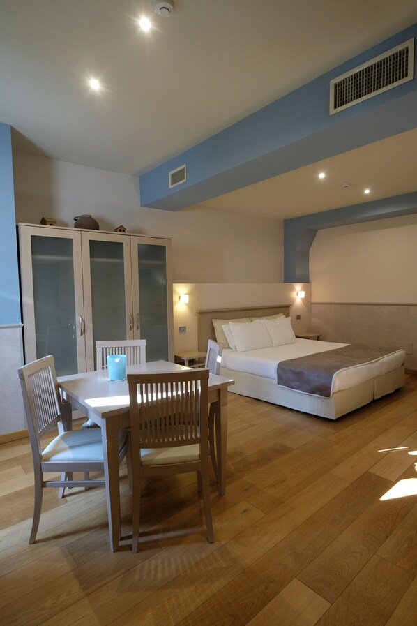 Studio (Libeccio) | Down duvets, individually decorated, individually furnished, desk - Residenza Palazzo Negri (Verona)