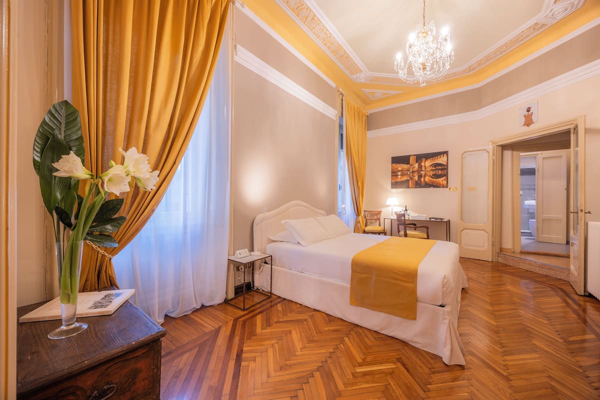 Rom – superior | Dundyner, individuelt dekorert, individuelt innredet og skrivebord