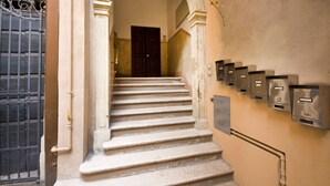 A staircase leading to a door, with mailboxes on the wall. - Residenza Palazzo Negri (Verona)