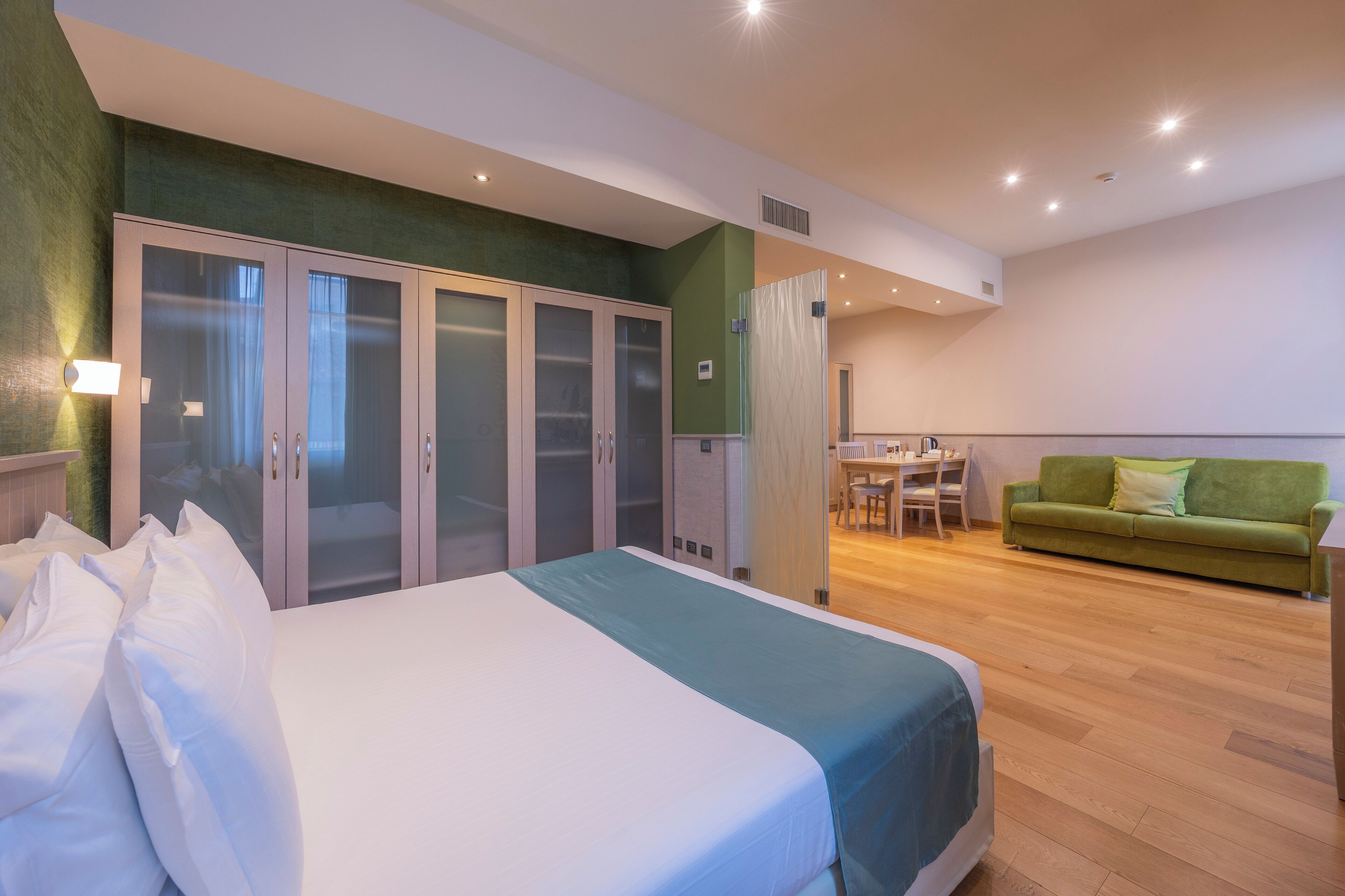 Estudio, 1 cama doble con sofá cama (Zefiro) | Edredones de plumas, decoración individual, mobiliario individual