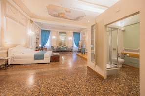 Junior-Suite | Daunenbettdecken, individuell dekoriert, individuell eingerichtet