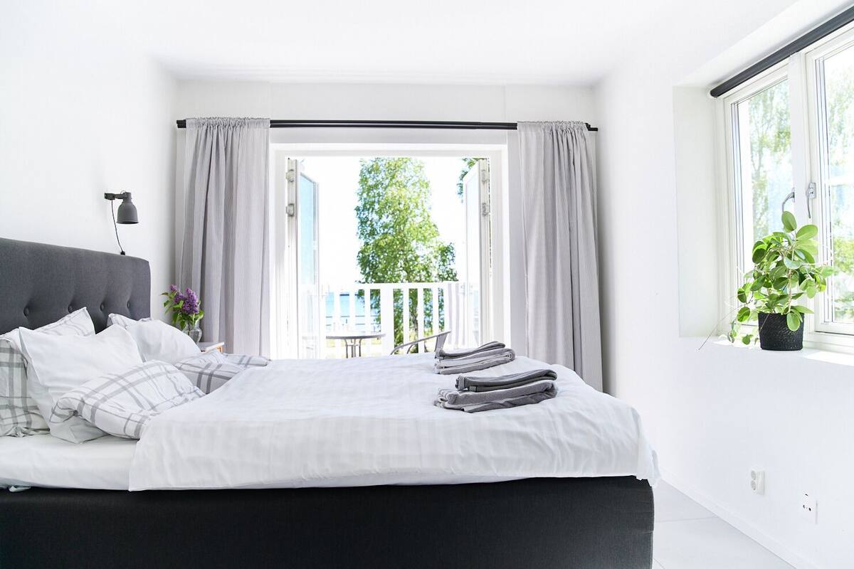 Habitación familiar, vista al lago | Tabla de planchar con plancha, wifi gratis y ropa de cama