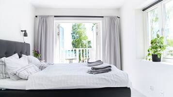 Habitación familiar, vista al lago | Tabla de planchar con plancha, wifi gratis y ropa de cama