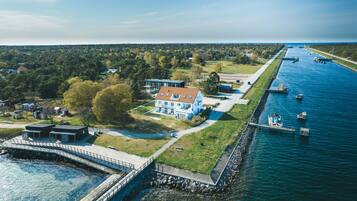 Vista frontal de la propiedad