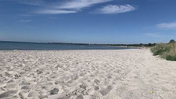 Playa en los alrededores y playa de arena blanca