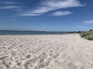 In Strandnähe, weißer Sandstrand