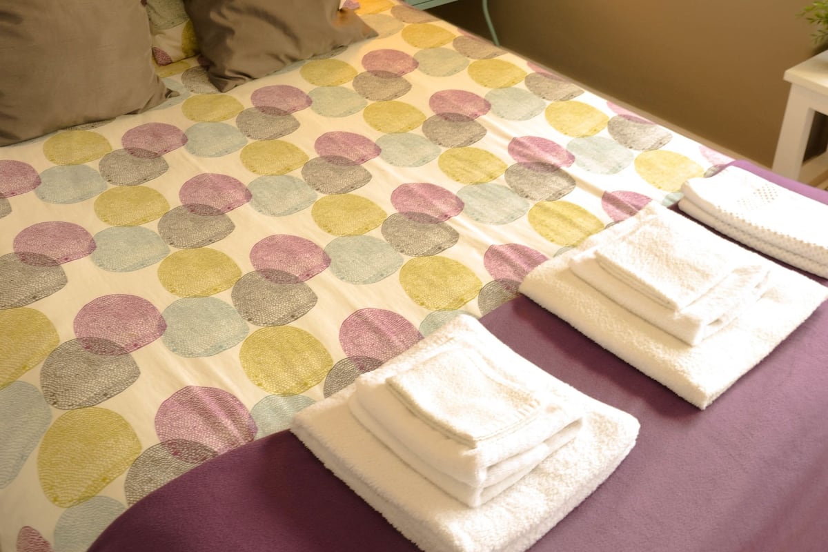 Habitación doble, baño compartido | 1 habitación, cunas gratuitas, wifi gratis y ropa de cama