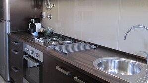 Double Room, Shared Bathroom | Private kitchen | Fridge, microwave, oven, stovetop - Alvalade II Guest House Lisboa (Lisbon)