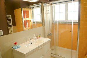 Hair dryer, towels, soap, toilet paper - Alvalade II Guest House Lisboa (Lisbon)