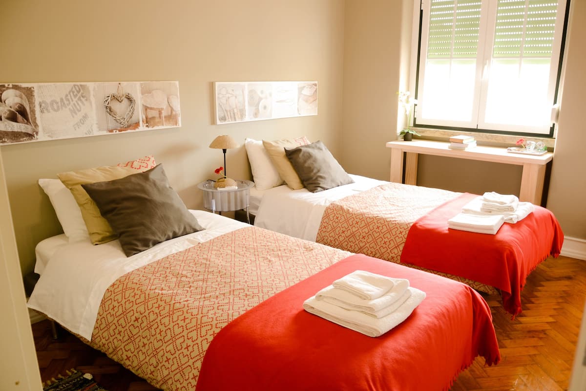 Habitación con 2 camas individuales, baño compartido | 1 habitación, cunas gratuitas, wifi gratis y ropa de cama