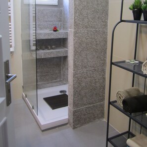 Kamar Double, kamar mandi umum | Kamar mandi | Pengering rambut, handuk, sabun, dan tisu toilet