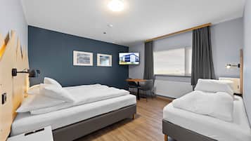 Triple Room, Non Smoking | Hypo-allergenic bedding, blackout curtains, soundproofing, free WiFi