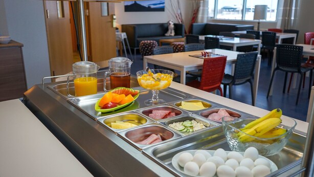 A buffet with various food items and beverages. - Start Hostel (Reykjanesbær)