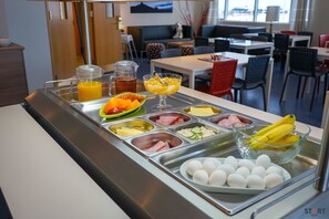 Un buffet proposant une variété de plats et de boissons.