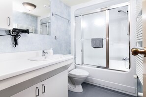 Articles de toilette écologiques, sèche-cheveux, serviettes fournies