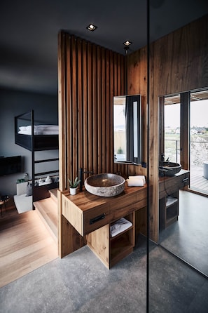 Suite estudio de diseñador | Baño | Regadera, amenidades de baño gratuitas, secadora de cabello, batas