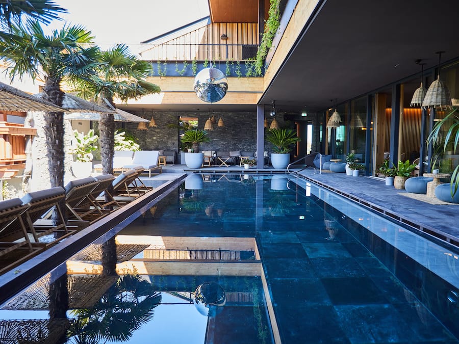 Piscina interna, piscina externa, espreguiçadeiras