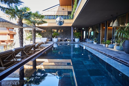 Innenpool, Außenpool, Liegestühle. Hotel Gerl