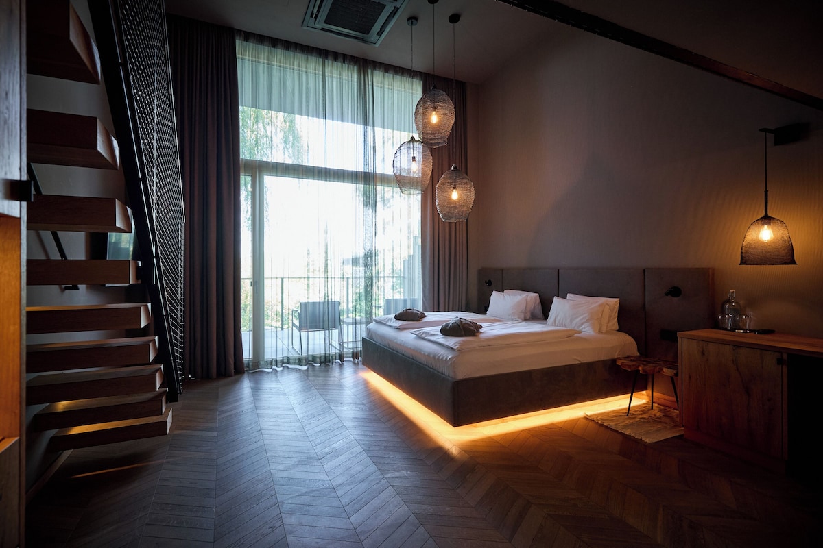 Gallery Double Room, 1 King Bed (Gerls Gallerie) | Hypo-allergenic bedding available, Tempur-Pedic beds, minibar