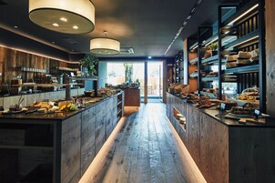 Free buffet breakfast on weekdays