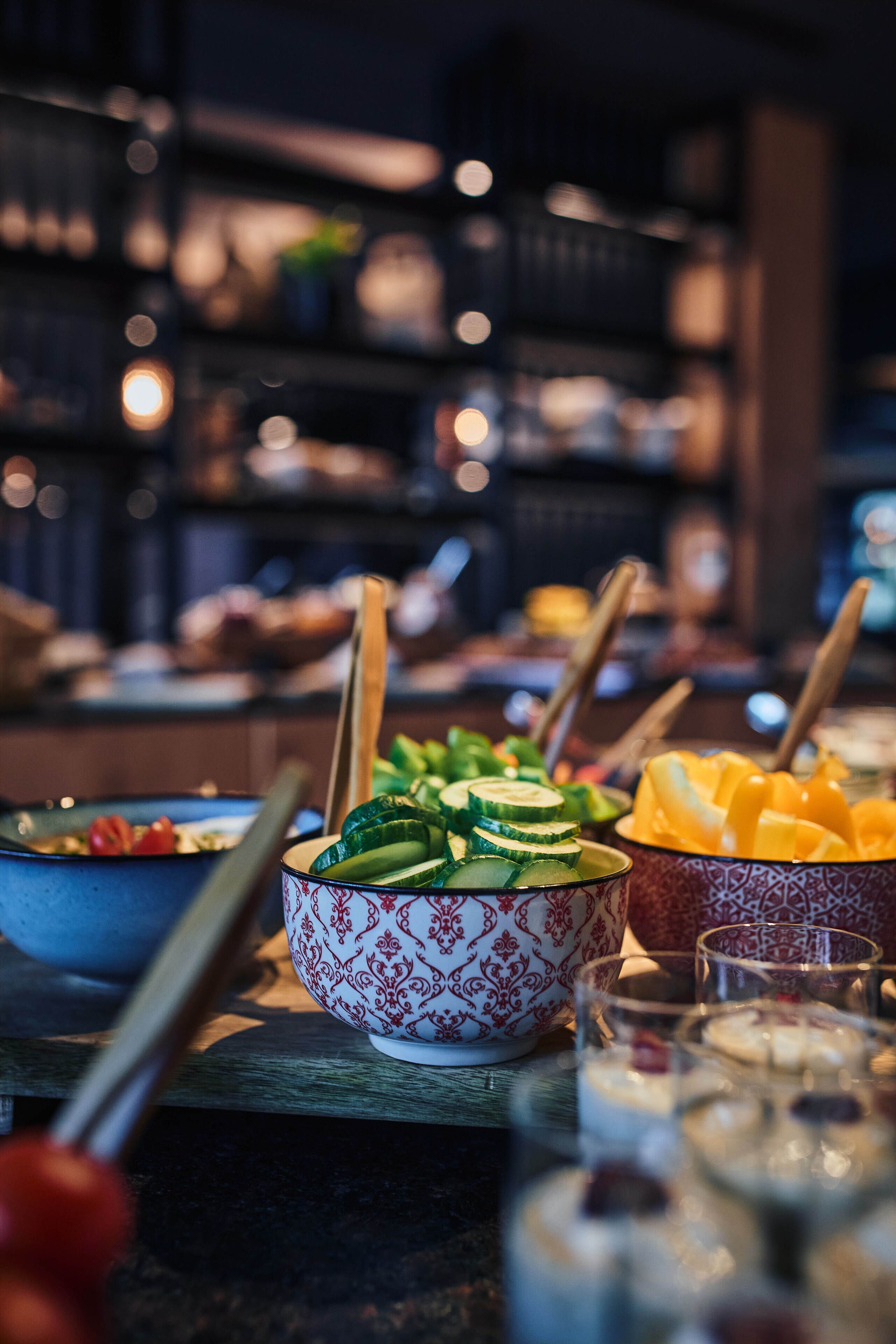 Een buffet met diverse gerechten en bestek.