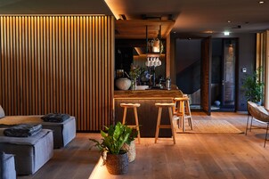 Un sauna, masajes con piedras calientes, masajes de tejido profundo