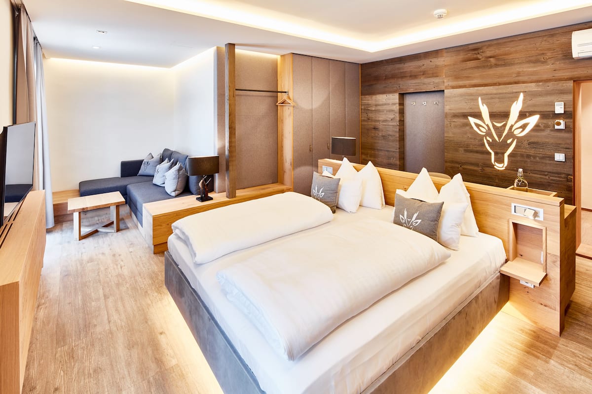 Superior Double Room, 1 King Bed (Gerls Superior 2) | 1 bedroom, hypo-allergenic bedding, Tempur-Pedic beds, minibar