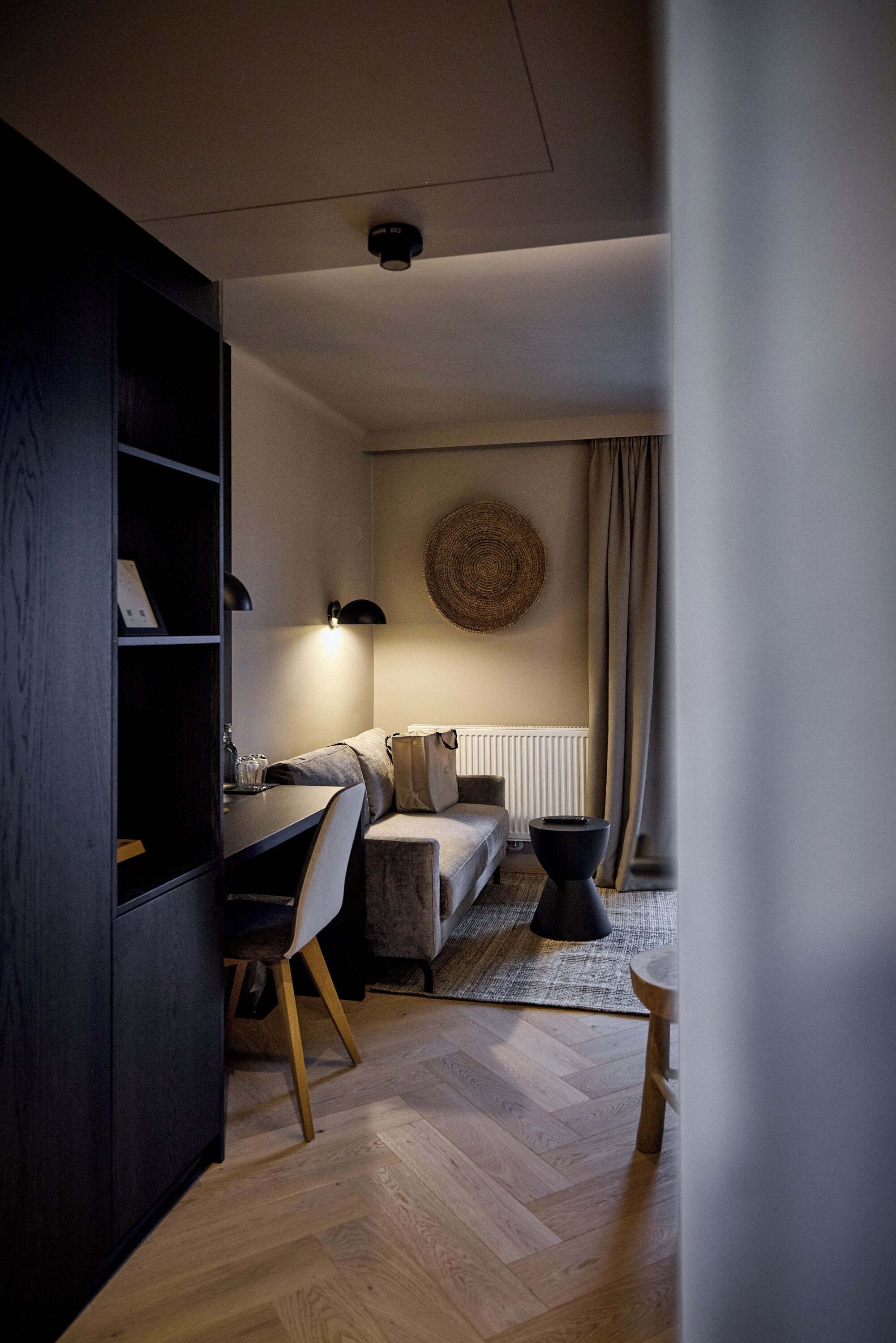 Un espacio habitable moderno con un sofá, una mesa de comedor y una mesa de centro.