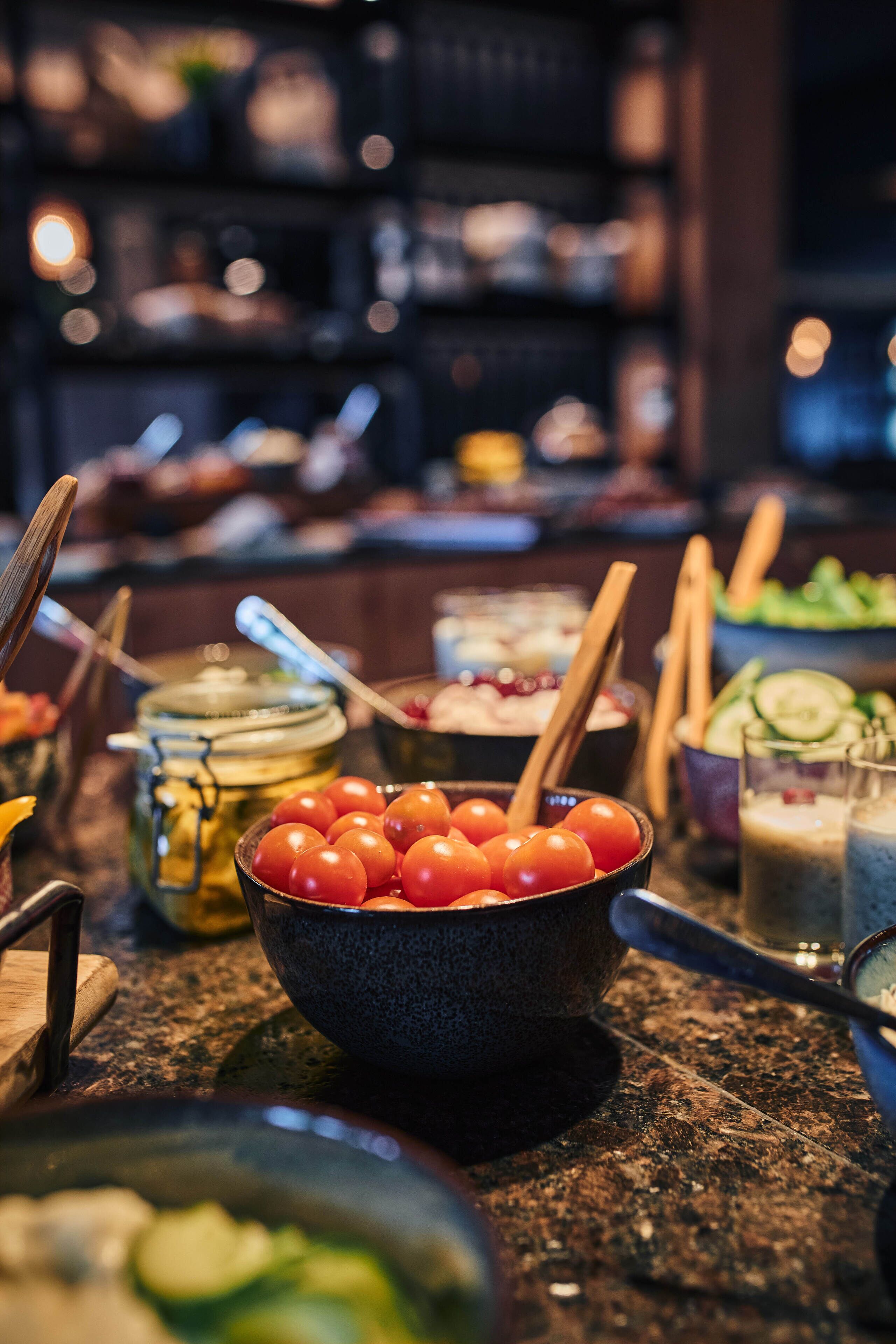 Una mesa de buffet con diferentes alimentos y cubiertos.
