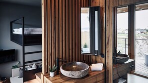 デザイン ダブルルーム キングベッド 1 台 (Gerls Gallerie) | バスルーム | シャワー、バスアメニティ (無料)、ヘアドライヤー、バスローブ