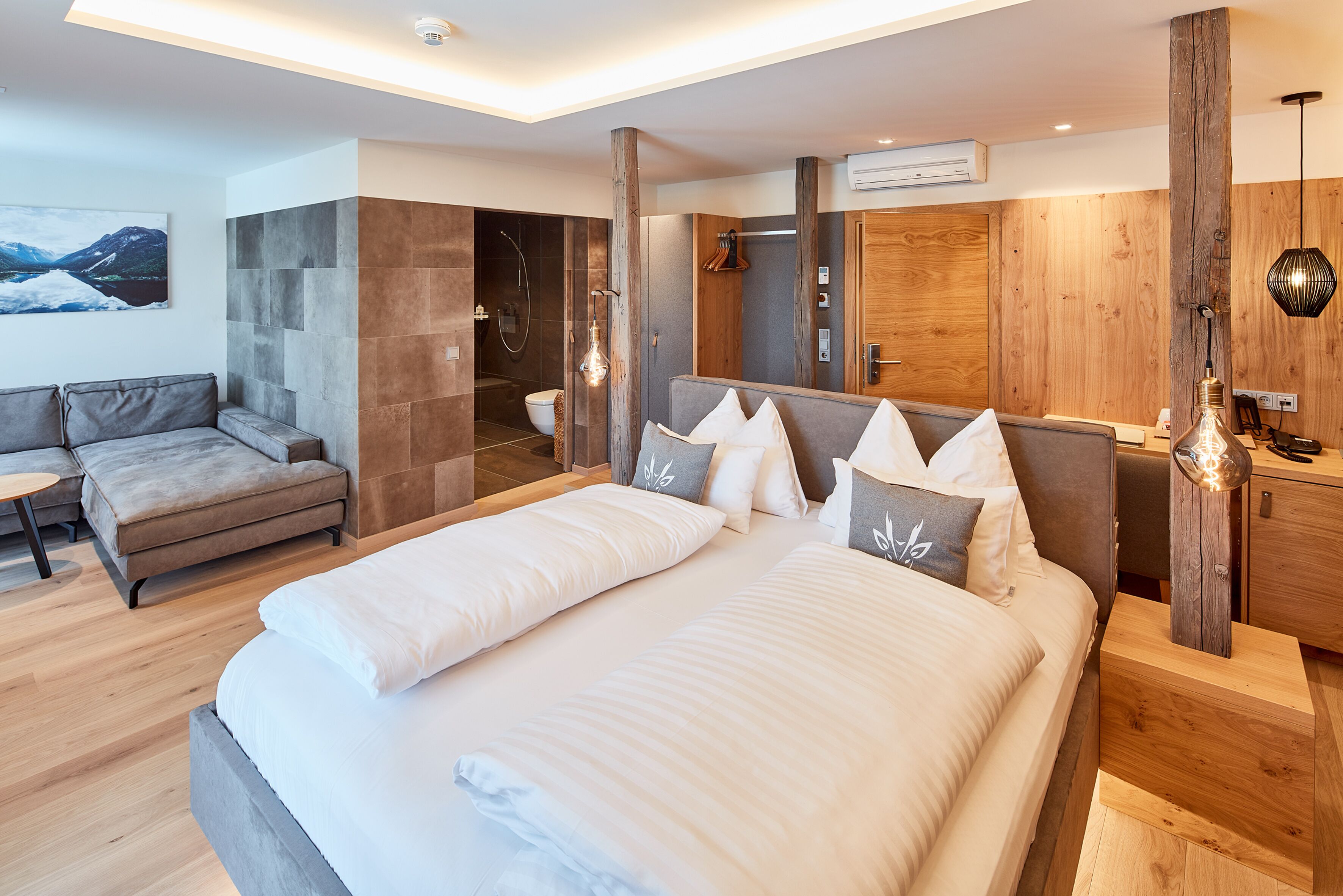 Superior Double Room, 1 King Bed (Gerls Superior 2) | Hypo-allergenic bedding, Tempur-Pedic beds, minibar, in-room safe