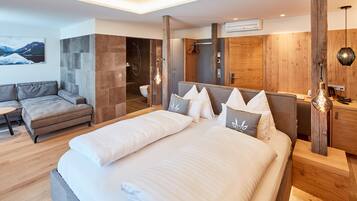 Superior Double Room, 1 King Bed (Gerls Superior 2) | Hypo-allergenic bedding, Tempur-Pedic beds, minibar, in-room safe