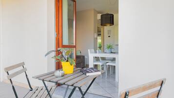 Superior-Apartment, 2 Schlafzimmer, zum Garten hin | Terrasse/Patio