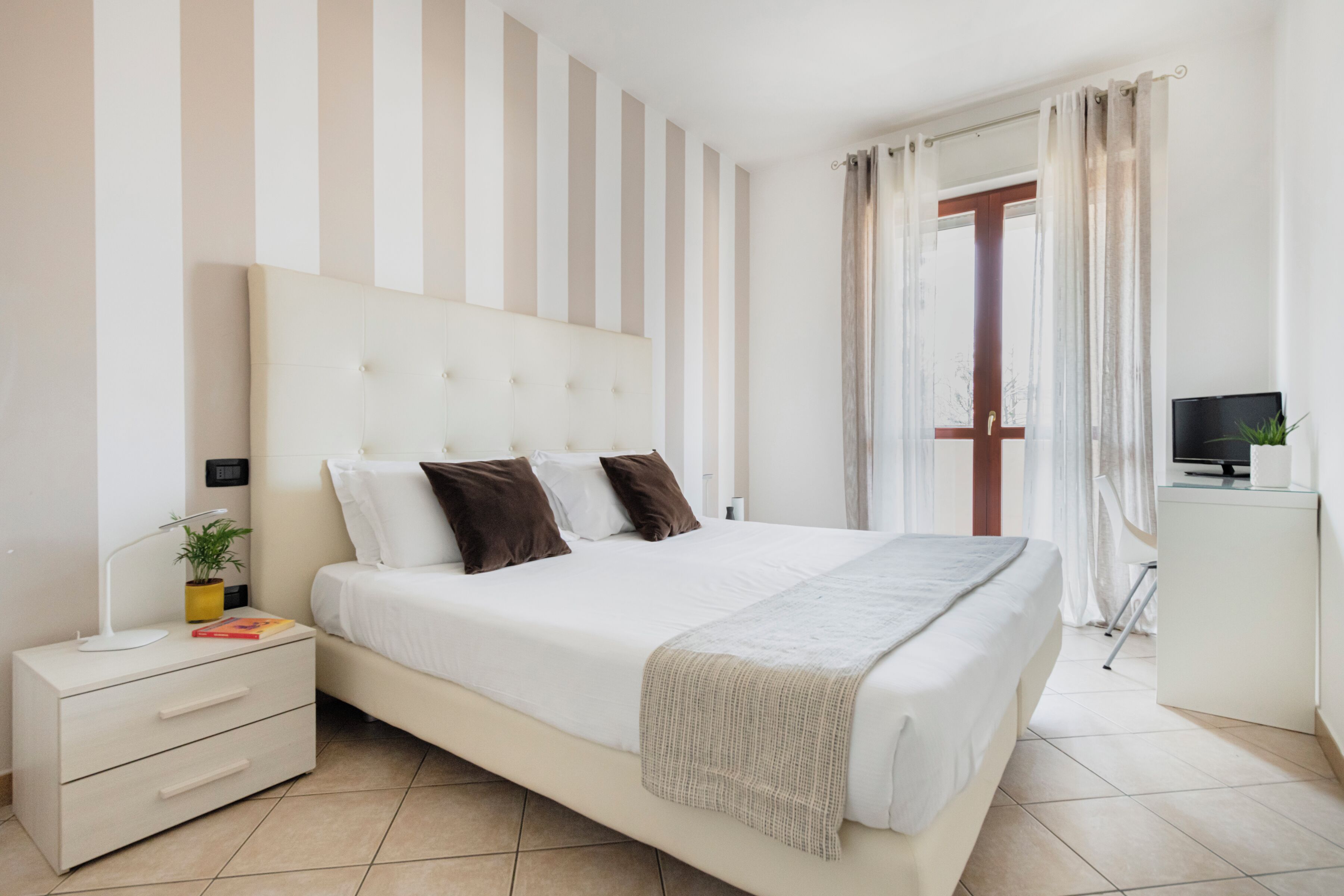 Leilighet – deluxe, 1 soverom, terrasse | Allergitestet sengetøy, senger med Select Comfort-madrass og skrivebord