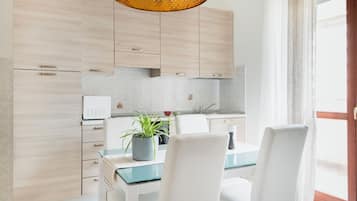 Deluxe appartement, 2 slaapkamers, terras | Privékeuken | Een koelkast/vriezer, een magnetron, een oven, een kookplaat