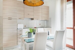 Deluxe Apartment, 2 Bedrooms, Terrace | Private kitchen | Full-size fridge, microwave, oven, stovetop - HQ Aparthotel Milano Inn - Smart Suites (Cinisello Balsamo)